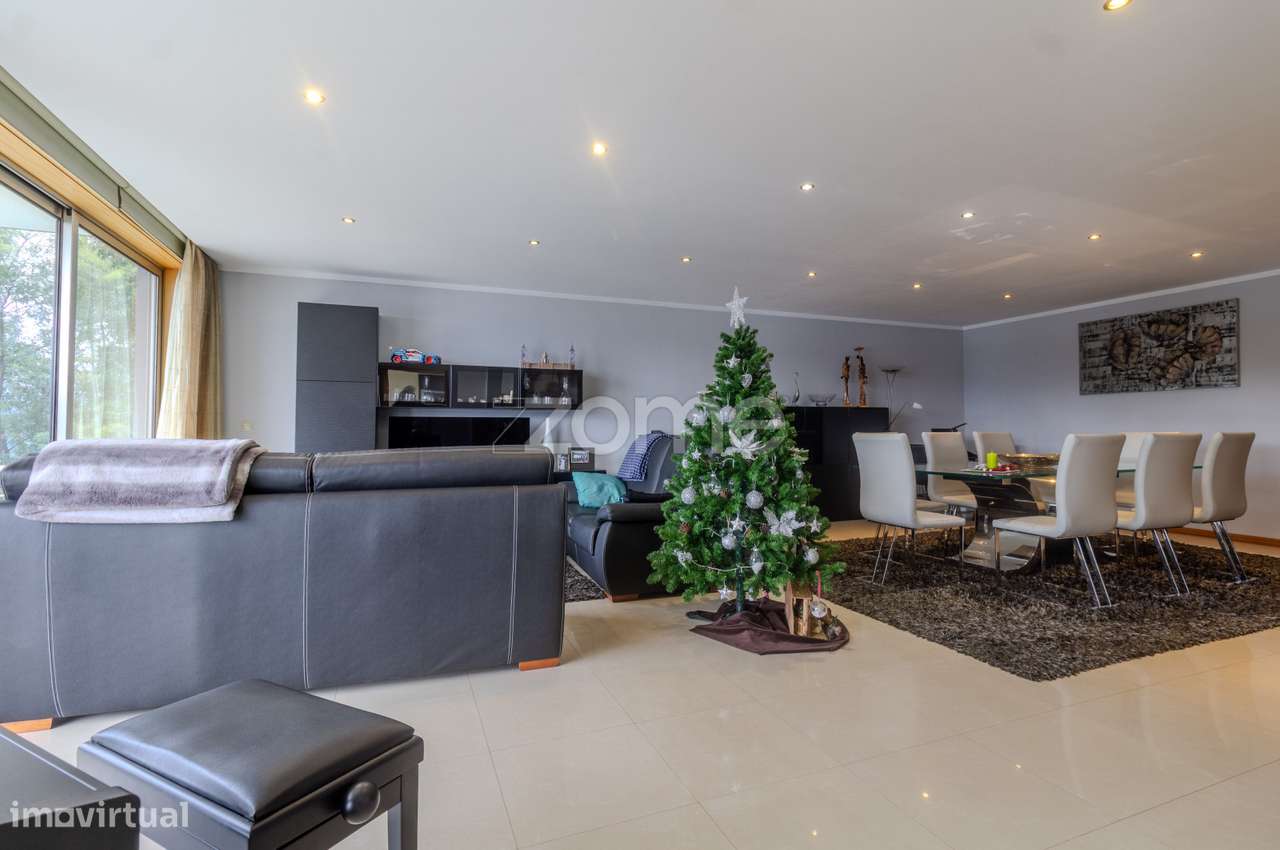 Moradia T3 | 3 Suítes e Piscina com Vista Rio-47