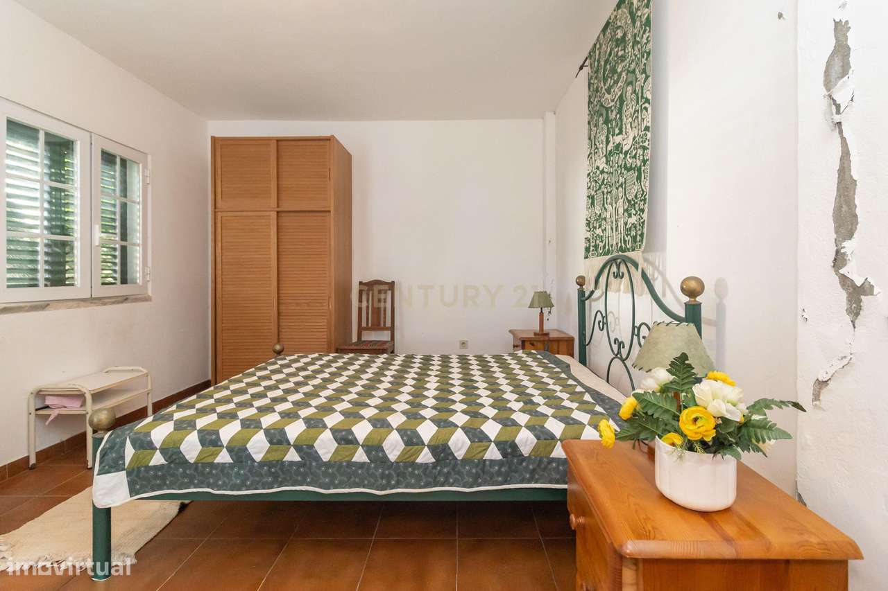 Moradia com construções de apoio, piscina e localização priviligiada-41