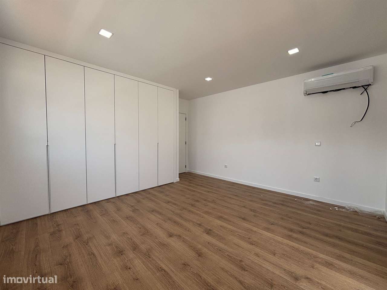 Moradia T4+1/ Terreno / Terraço / Nova / Caxarias-17