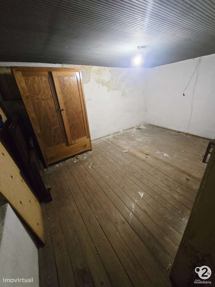 Moradia V3 no Porto perto do Parque Nascente ( para recuperar )-18