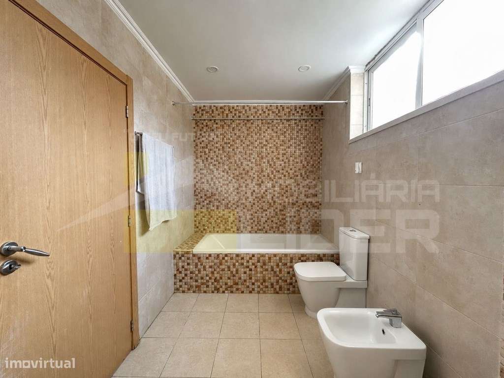 Oferta de Verão oferecemos a escritura 
Apartamento T2 remodelado ...-12