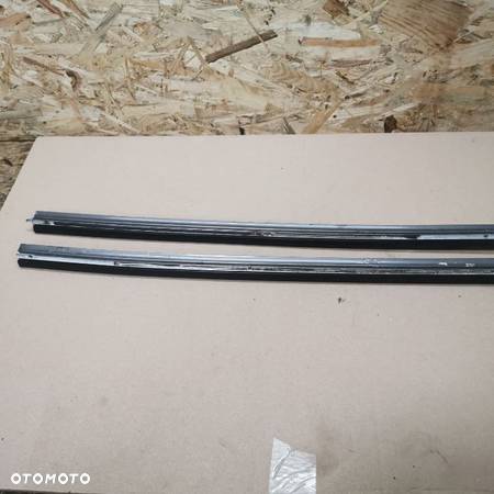 BMW E24 635CSI EUROPA RYNIENKA ŚRODKOWA PRAWA/LEWA CHROM  NR. 51131869621 OEM - 5