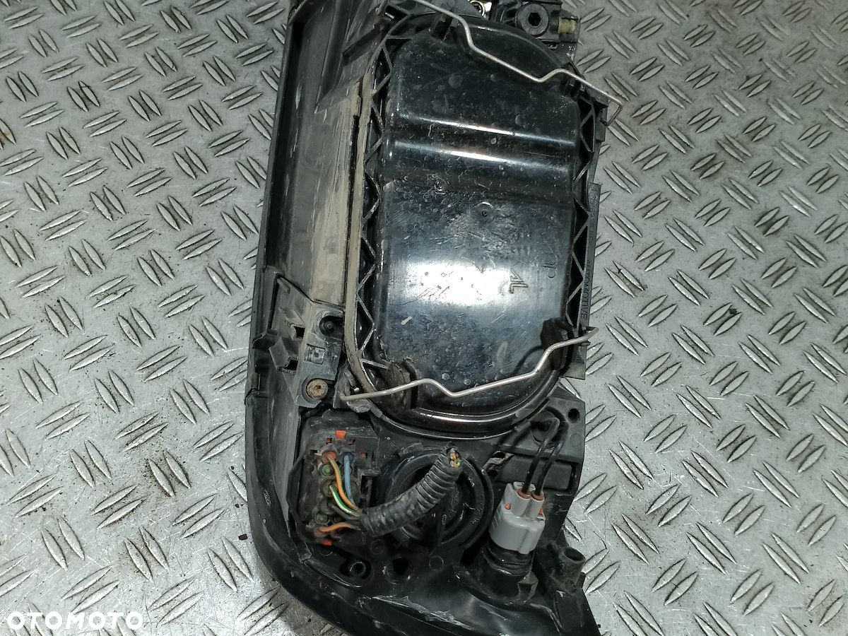 LAMPA PRAWA PRZÓD VOLVO V50 - 5