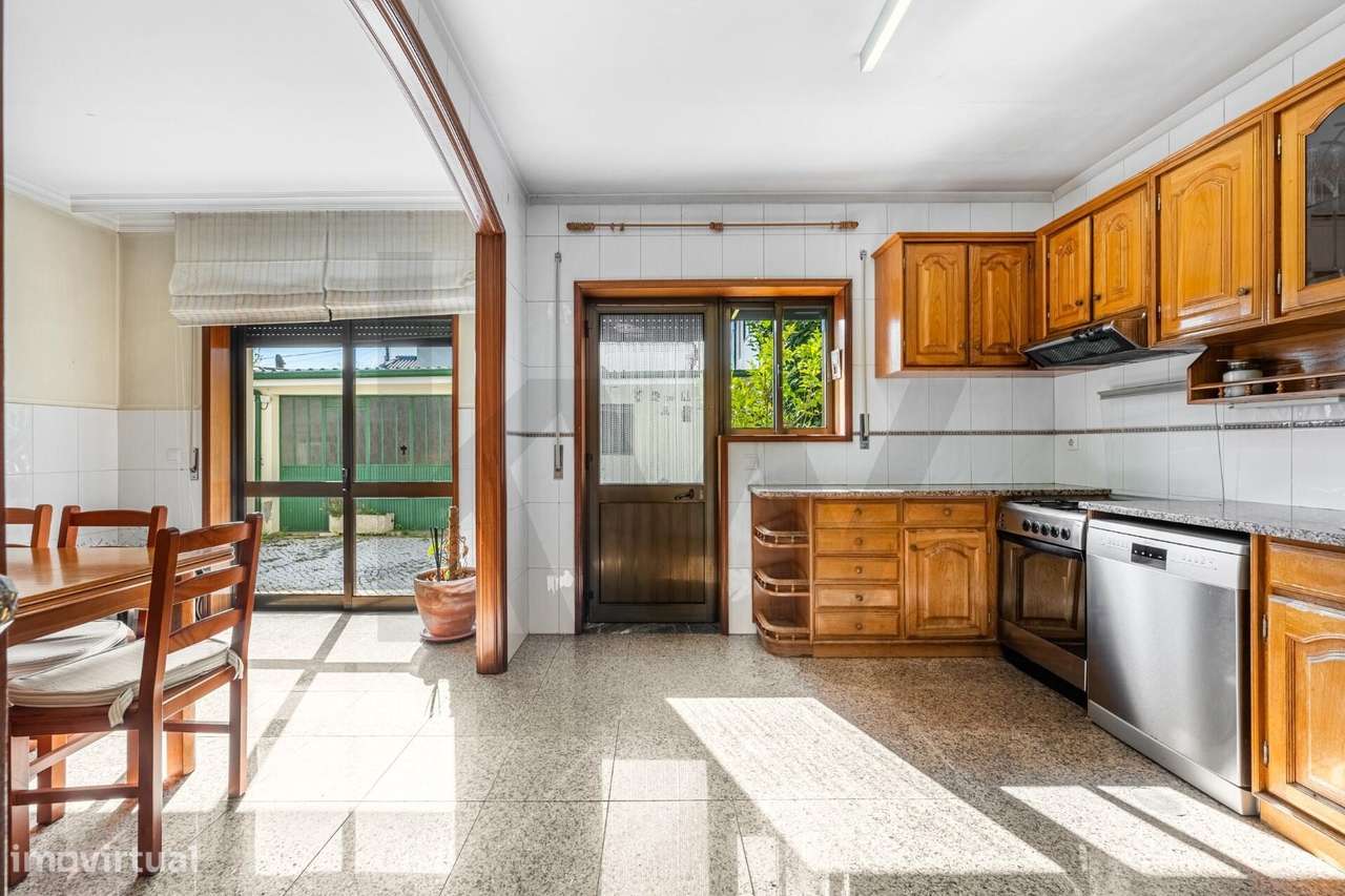 Moradia T4 + 1 c/ garagem no centro de Gueifães - Grande imagem: 3/42