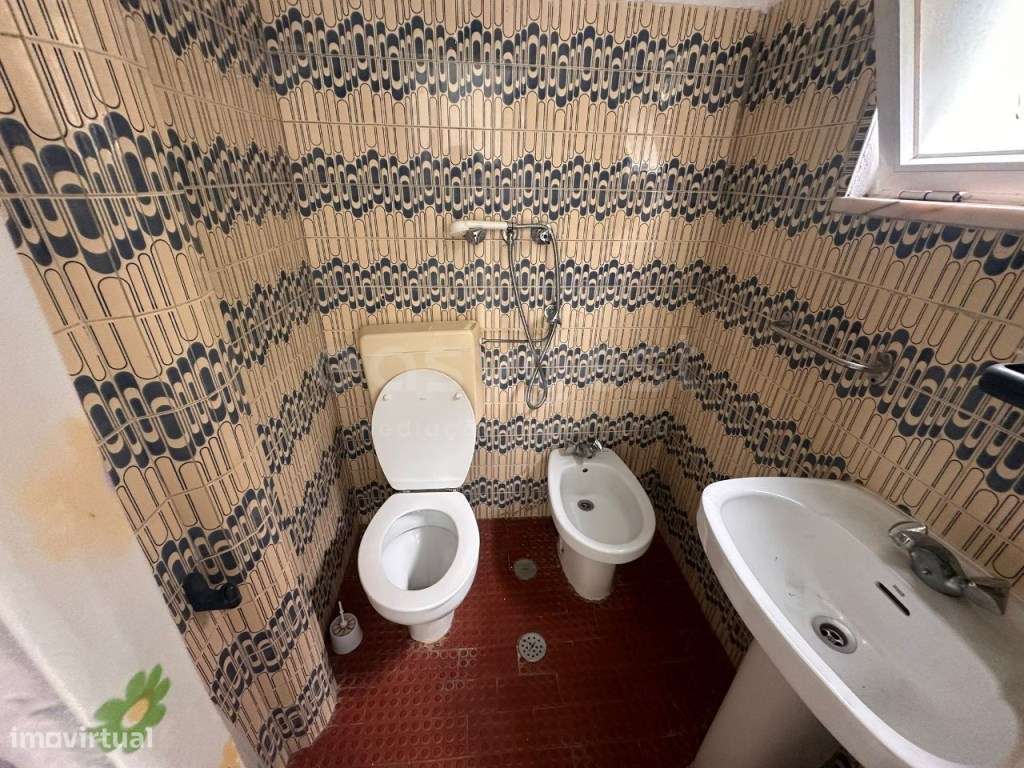 Apartamento T5 para Remodelar | 1.º Andar | 142 m² + Logradouro - Grande imagem: 4/13