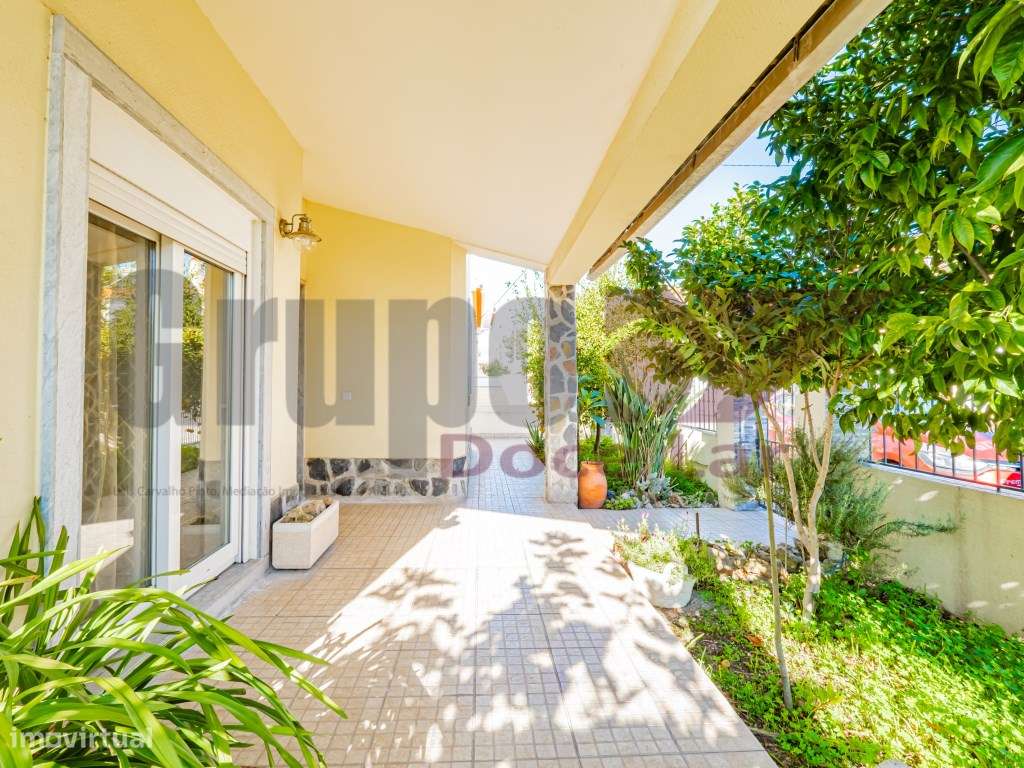 Moradia Isolada T5 com Garagem e anexo em Quinta do Conde - Grande imagem: 4/40