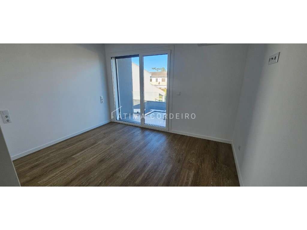 Excelente Moradia T3 Isolada com Piscina e garagem com acabamentos ...-26