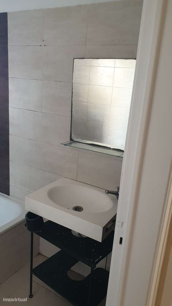 T3 bom,  renovado em frente aos Bombeiros Amadora - Grande imagem: 4/13