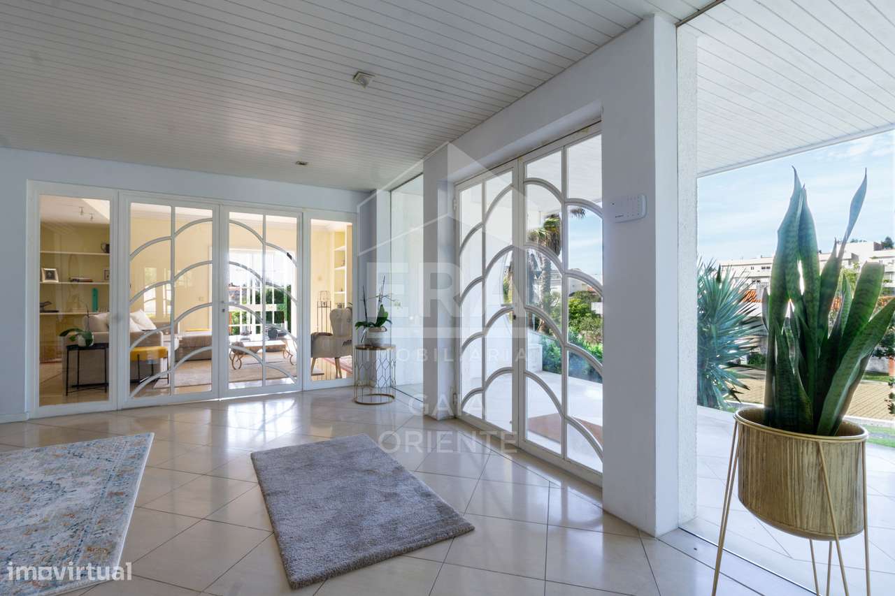 Moradia T8 com jardim e piscinas em Miramar-14