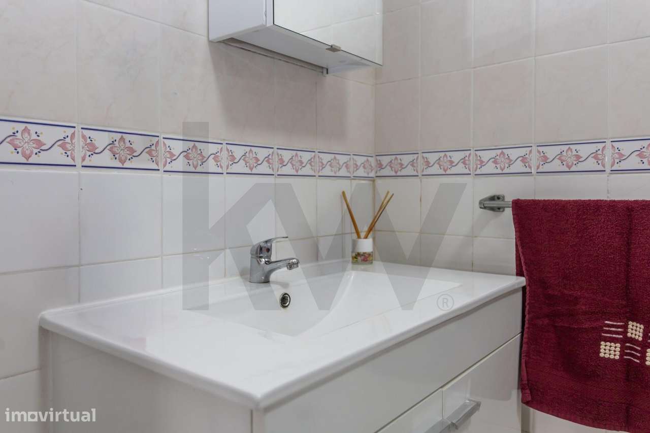 Moradia T2  com Garagem  e anexos inserida num lote de 1500 m2 de ter-19