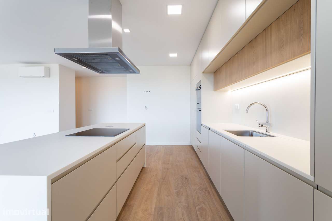 Apartamento T3 Novo a Estrear | 3 Suites | Vista Rio | Garagem Box | C-12