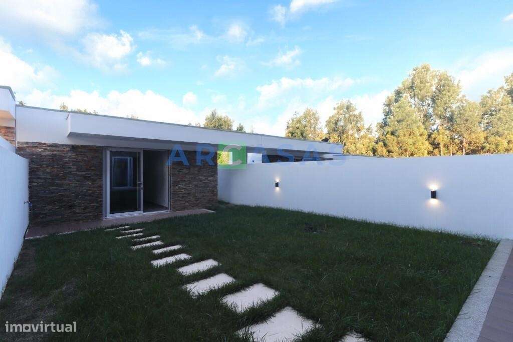 Moradia V3 com jardins e estacionamento na Trofa-29