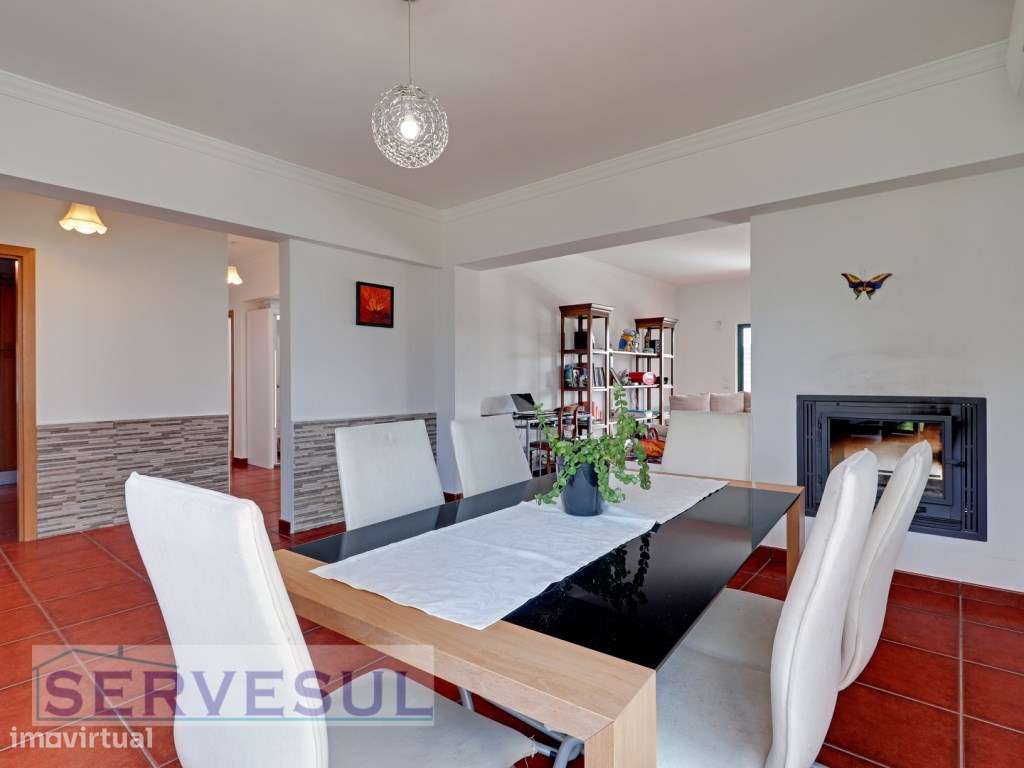 Charmosa Moradia de 2 pisos com 3 quartos espaçosos, garagem, pisci...-10