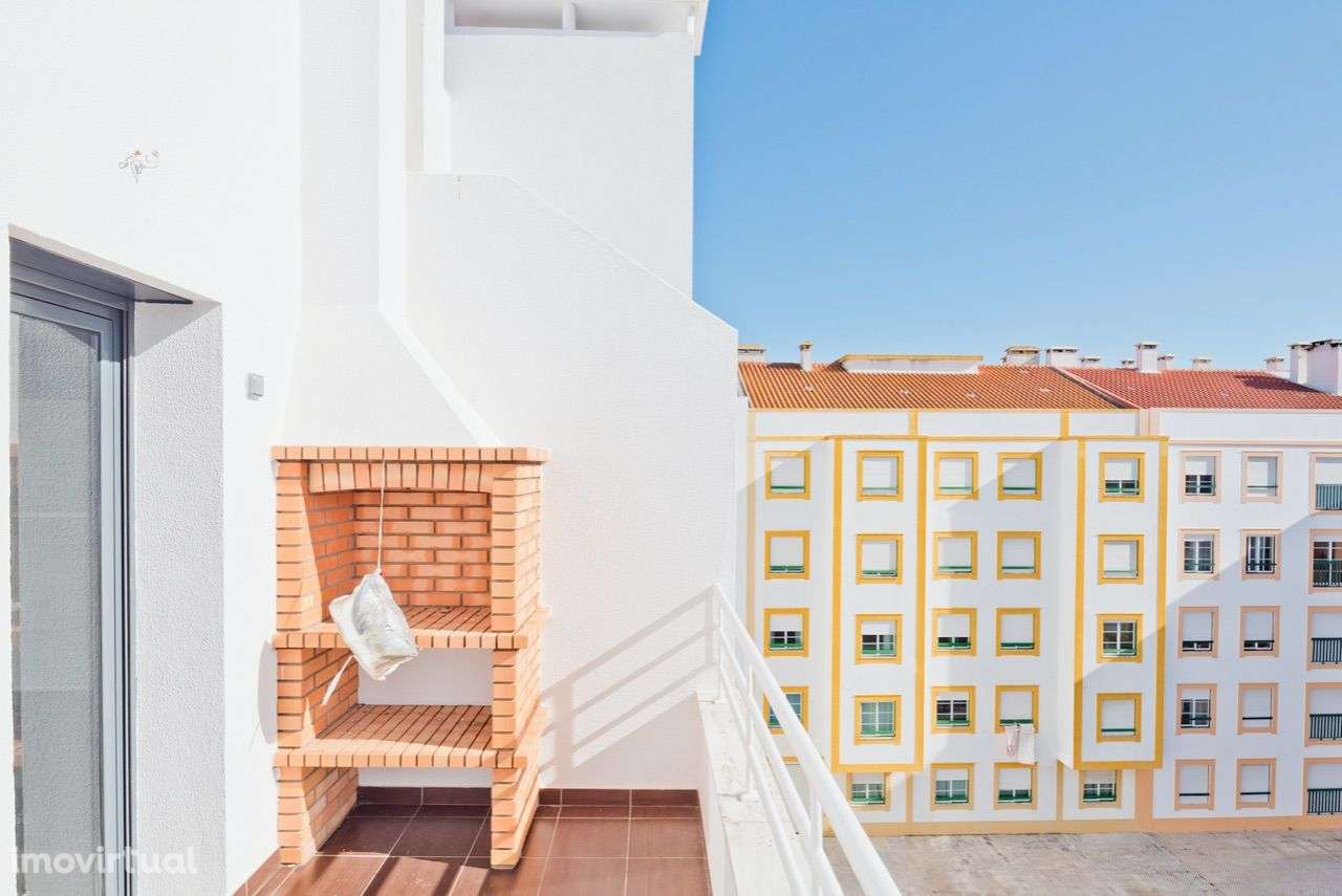 Apartamento T2 com varanda e amplas áreas em Setúbal