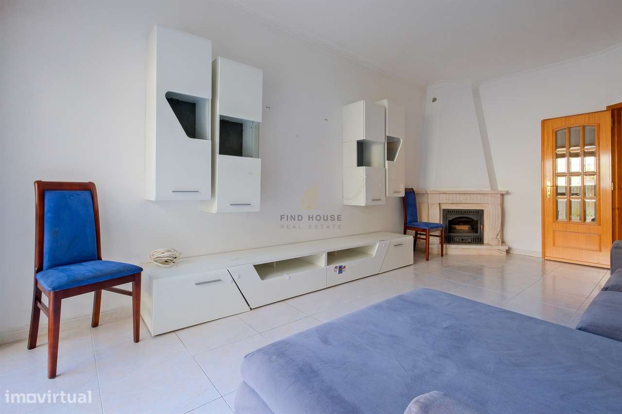 Apartamento T2 com terraço, lugar de garagem e arrecadação em Vale de-6