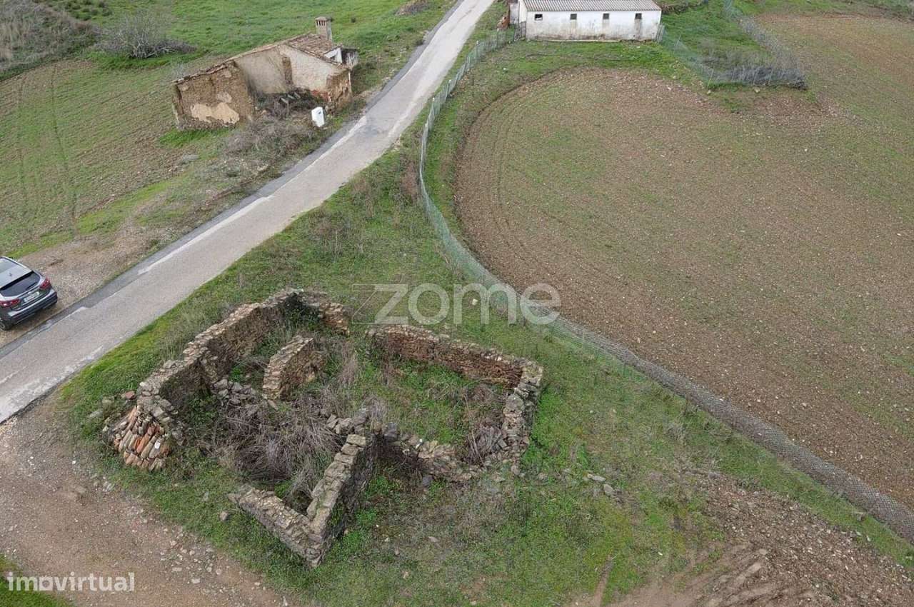 Moradia isolada com 73 m² para recuperar, inserida em lote de 6.640... - Grande imagem: 2/19