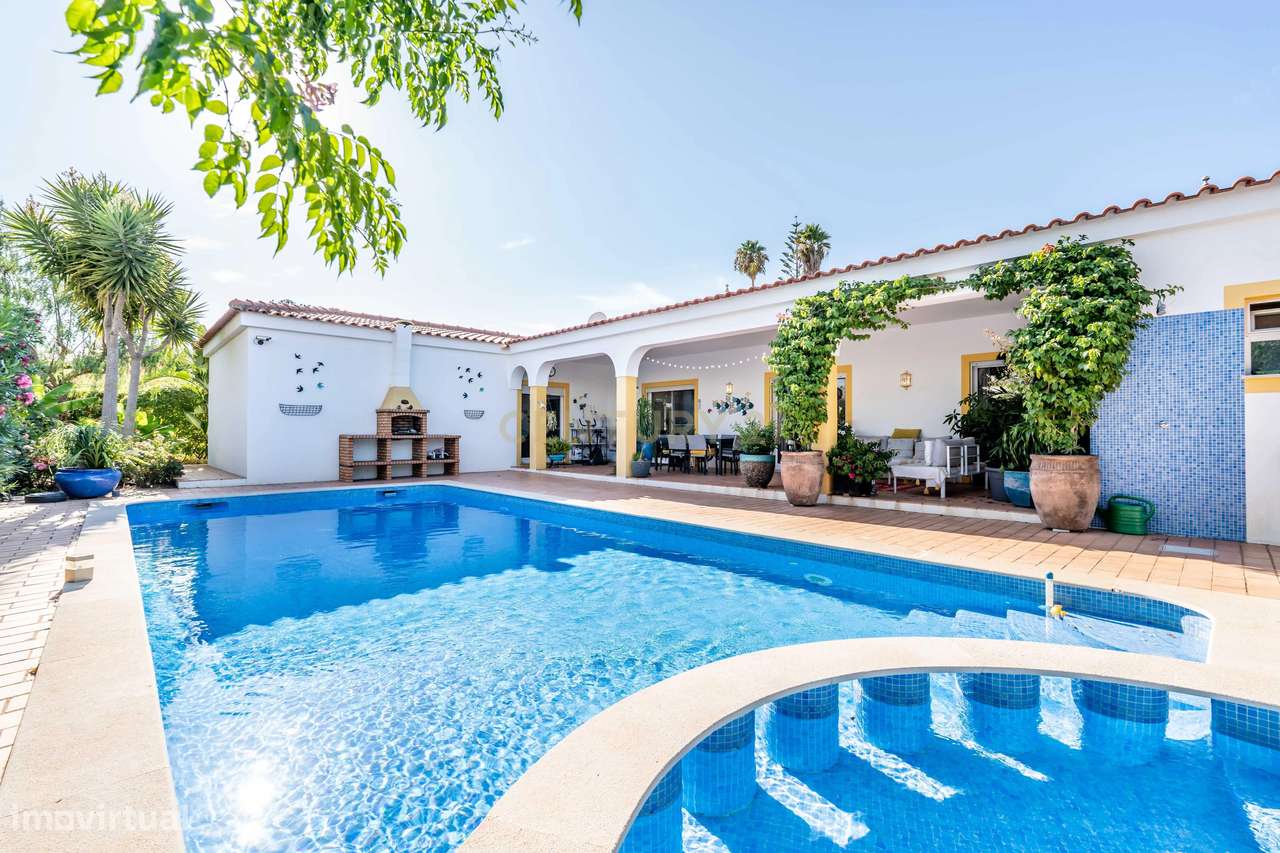 Moradia T4+1 com Piscina e Jardim em Zona Prestigiada de Portimão - Grande imagem: 4/49