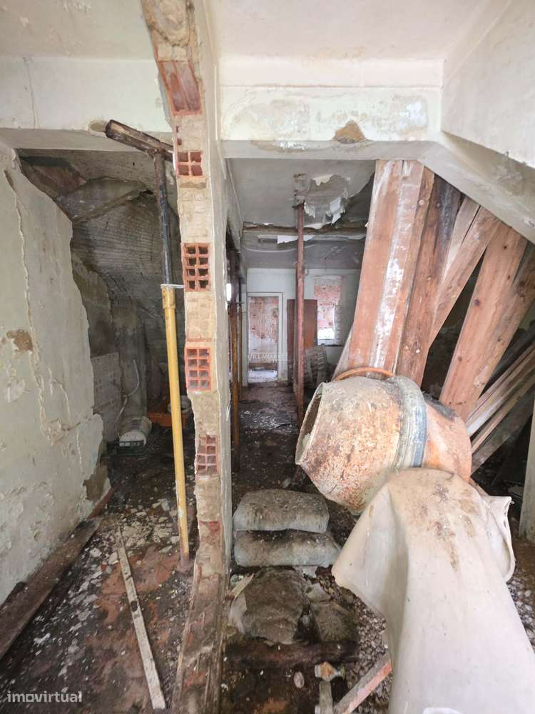 Moradia em banda da banca de tipologia T3 + 1 para remodelação situada - Grande imagem: 4/4