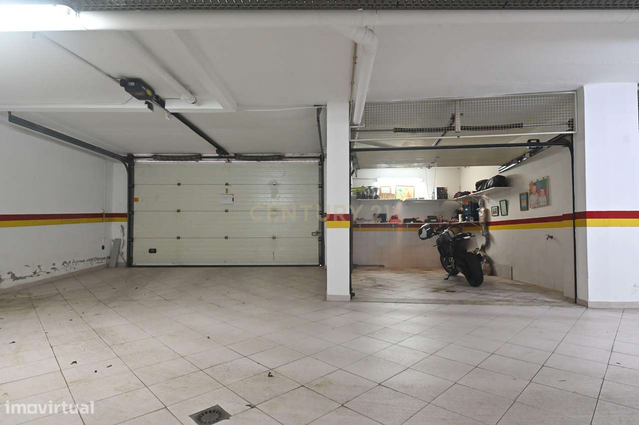 Apartamento T2 com garagem box e acessos adaptados na Urbanização Oute-21