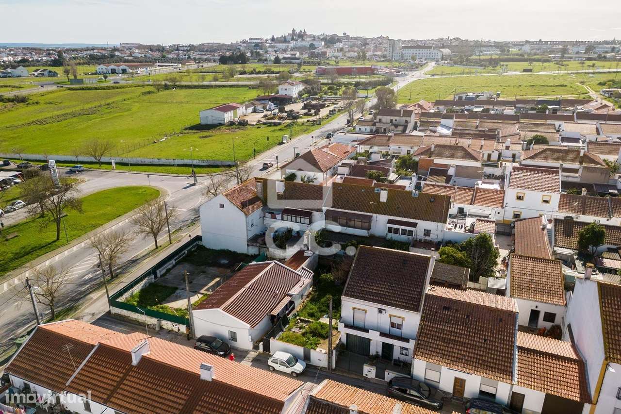 Moradia Unifamiliar T3 NOVA com quintal e garagem | Frei Aleixo (Évora-13