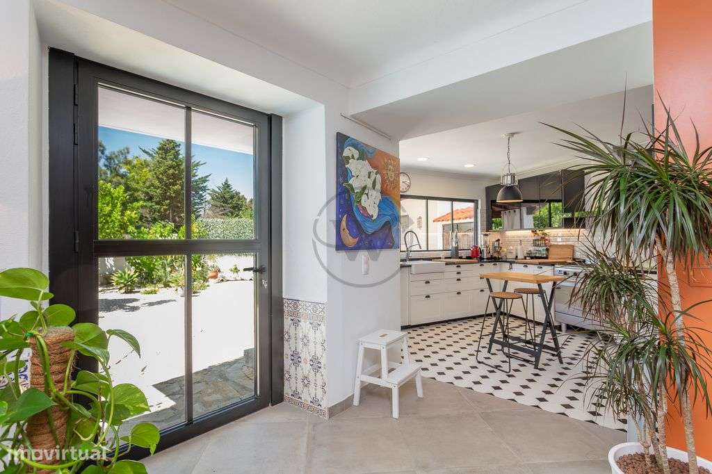 Moradia T5 com jardim e piscina no coração histórico de Azeitão-14