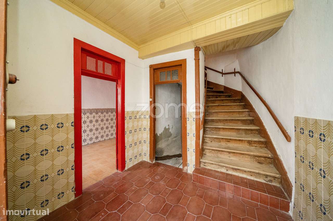 Moradia de 4 Pisos para restaurar ou transformar em apartamentos. - Grande imagem: 2/42