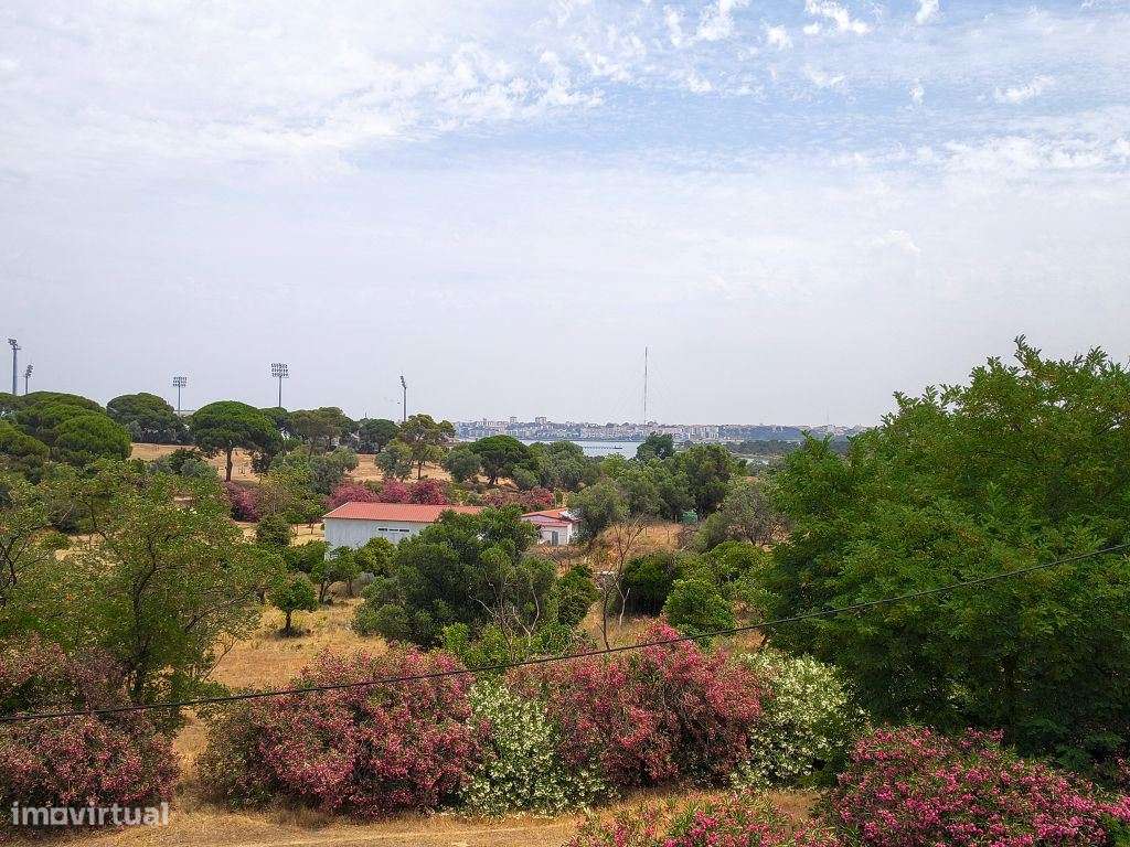 Apartamento T4 totalmente remodelado com suíte, varanda e vista rio...-15
