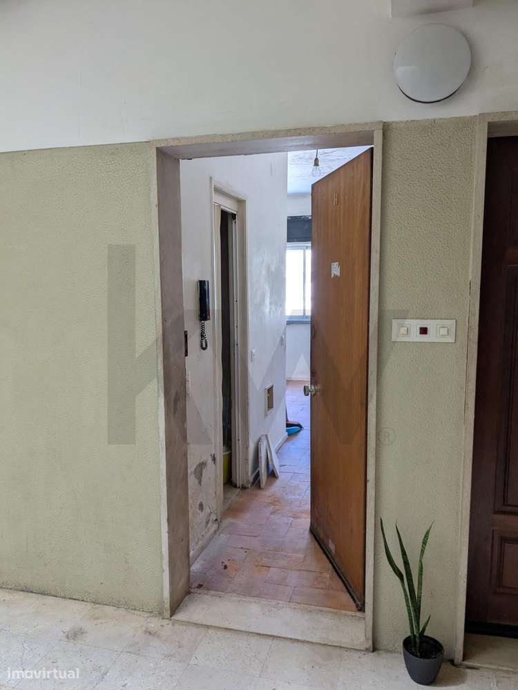 Apartamento T1 para recuperação total em prédio organizado - Grande imagem: 4/5