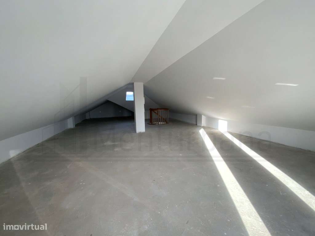 MORADIA T4 EM CONDOMÍNIO COM PISCINA - ESTORIL-31