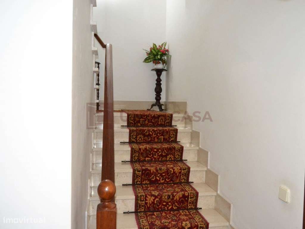 Vende-se excelente Moradia V7 com Jardim, Terraço e Garagem em Algu...-13