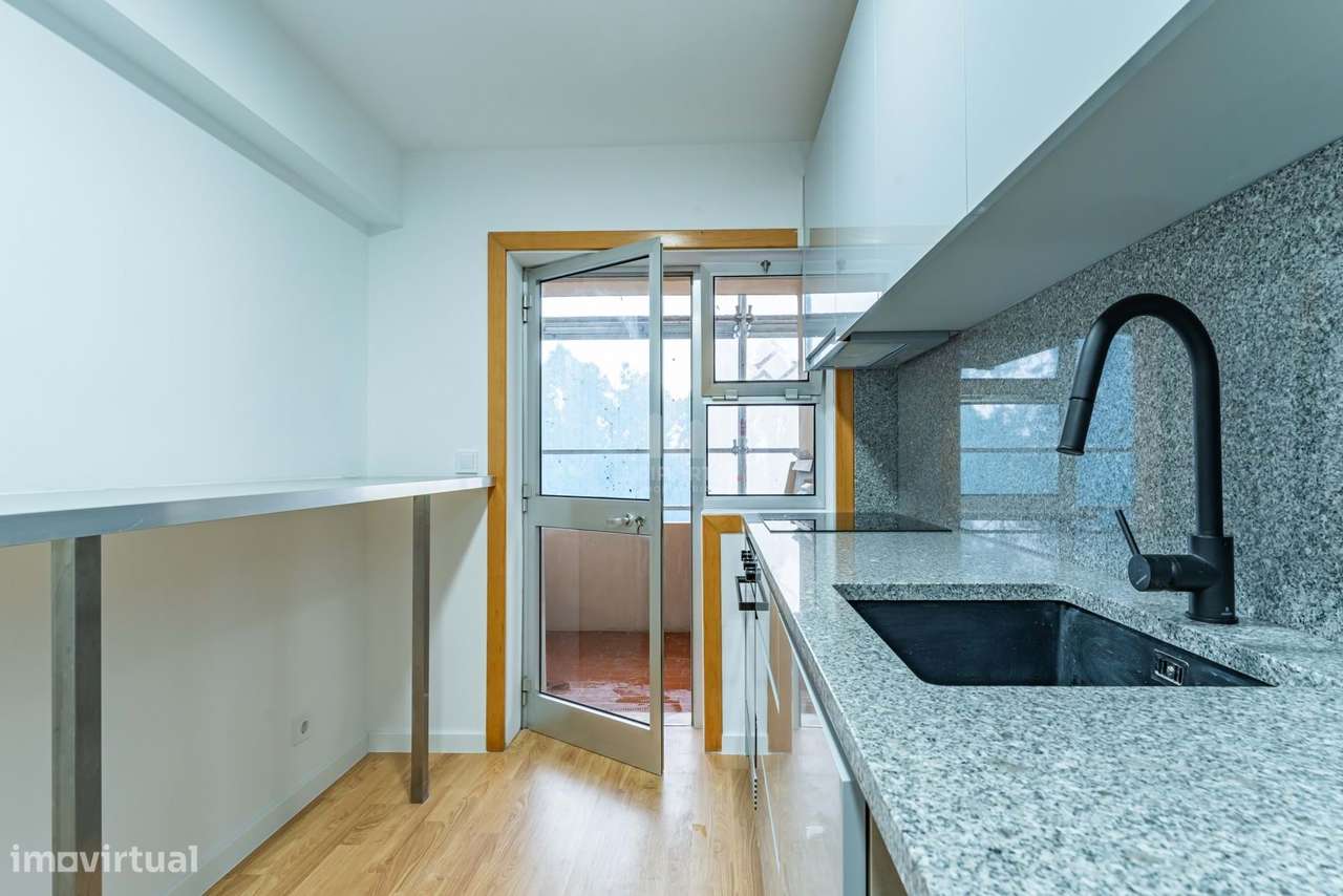 T3 Renovado | 2 Frentes | Varanda | Garagem e Arrumos – Porto junto à-3