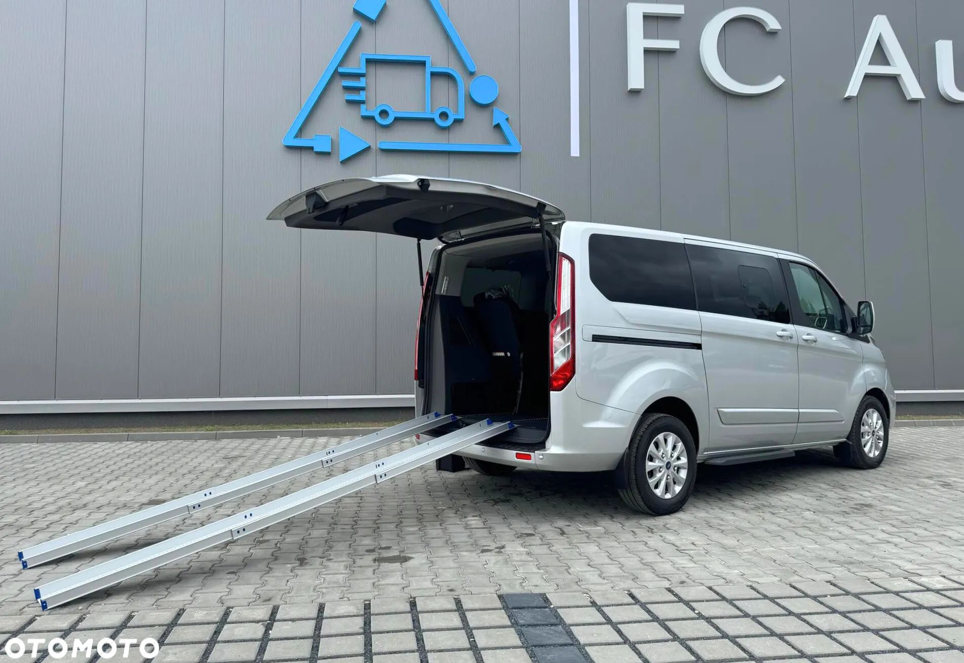 Ford Tourneo Custom - 1