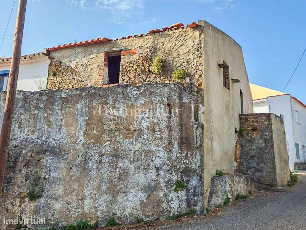 Casa T2 para recuperar junto à praia Fluvial da Ortiga - Grande imagem: 2/23