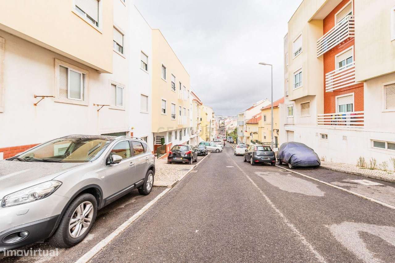 Acolhedor Apartamento T2 com Box e Arrecadação na Brandoa-15