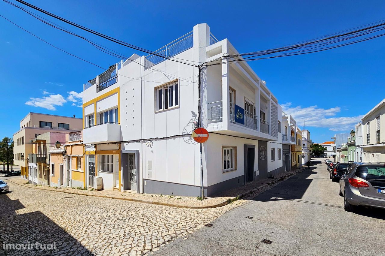 Moradia com 2 apartamentos do estilo Art Deco dos anos 60 no coração d