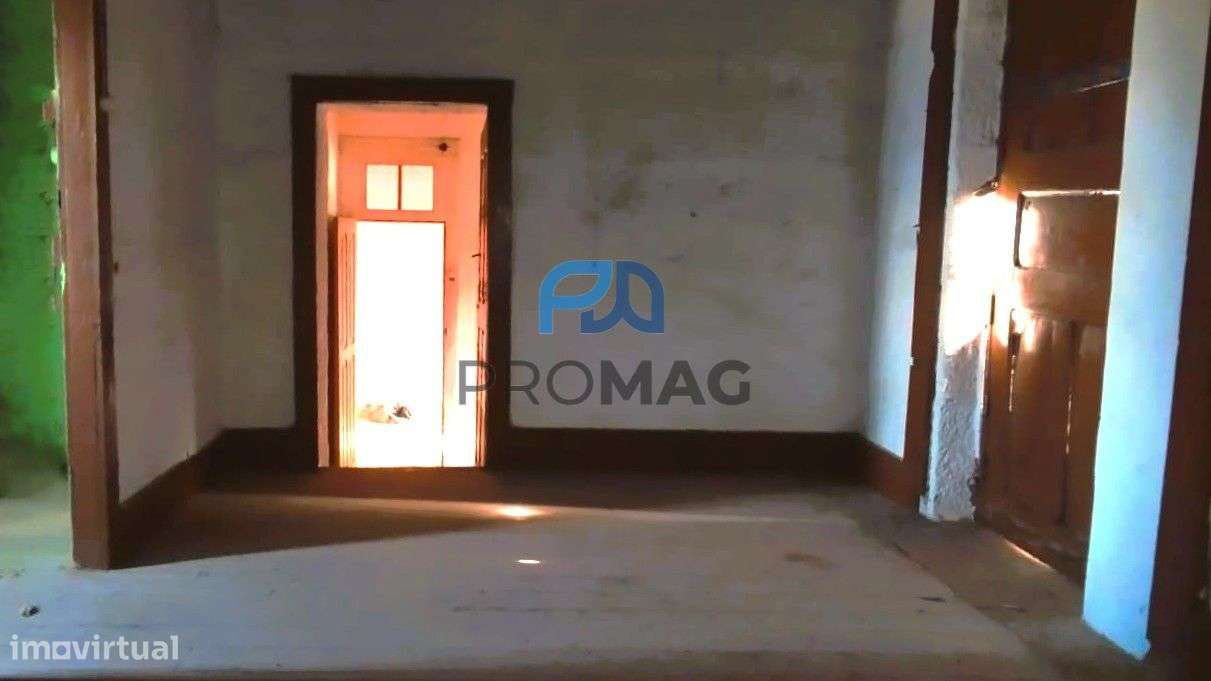 Moradia V3 para Recuperar em São Martinho de Mouros-5