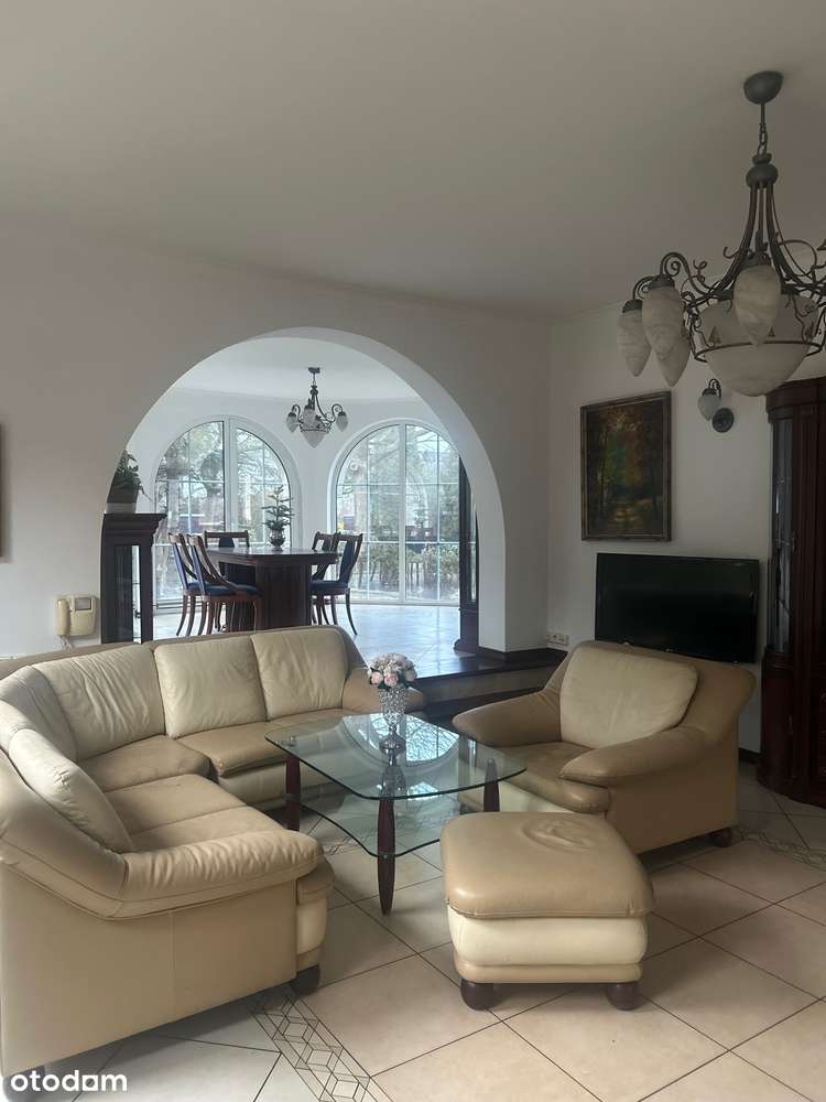 Przestronny dom z pięknym ogrodem w klimacie mini zamku-7