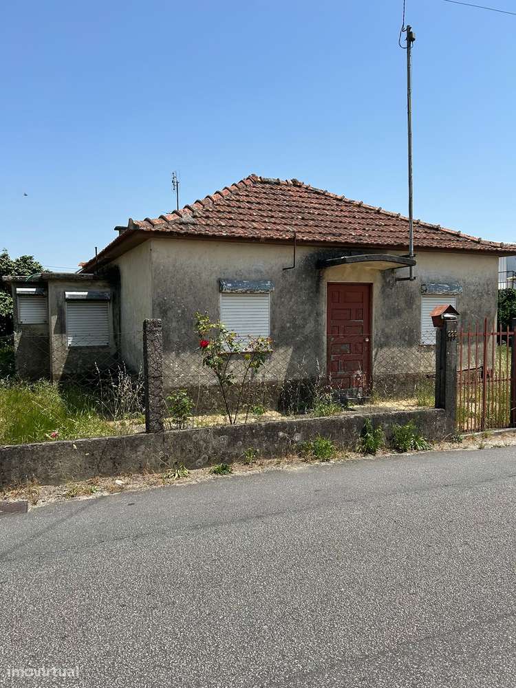 Moradia Isolada T2 para Restaurar em Paredes-12