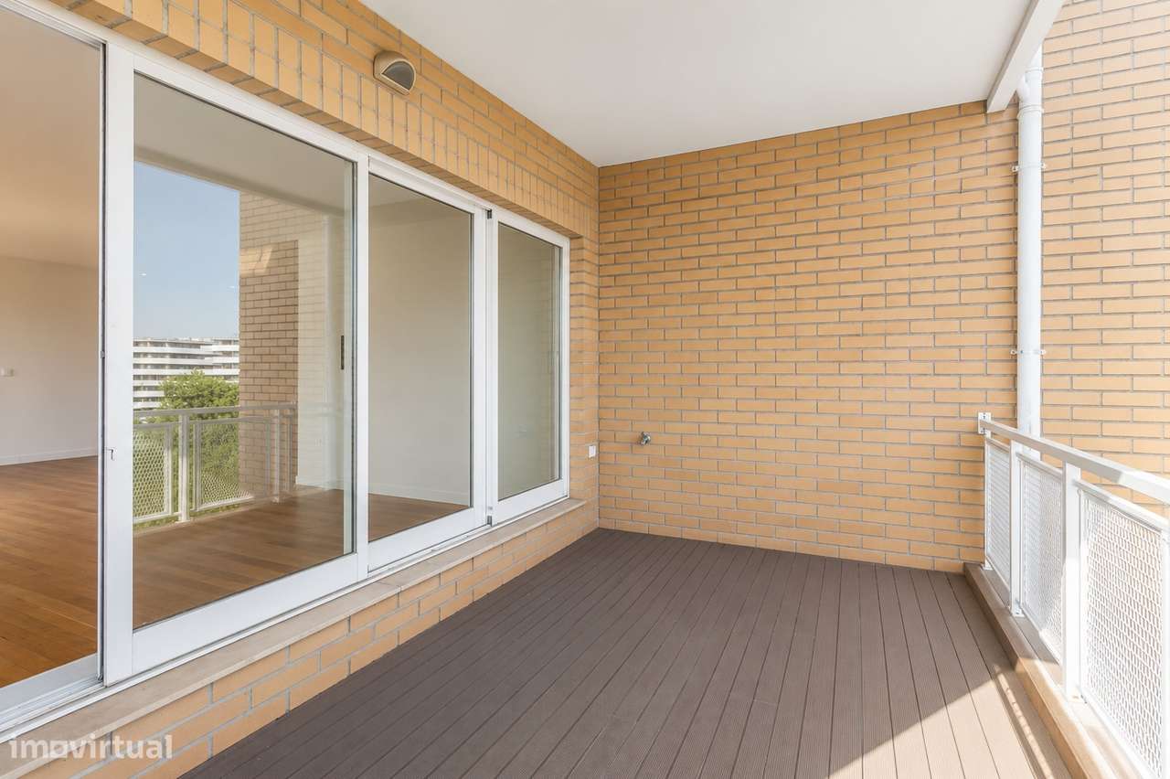 Apartamento T3, excelentes áreas 240m2 + garagem 31m2 + arrumos 4m2-12
