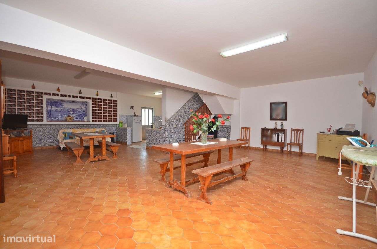 Moradia T5 inserida em terreno de 2.836 m2 - Grande imagem: 3/33