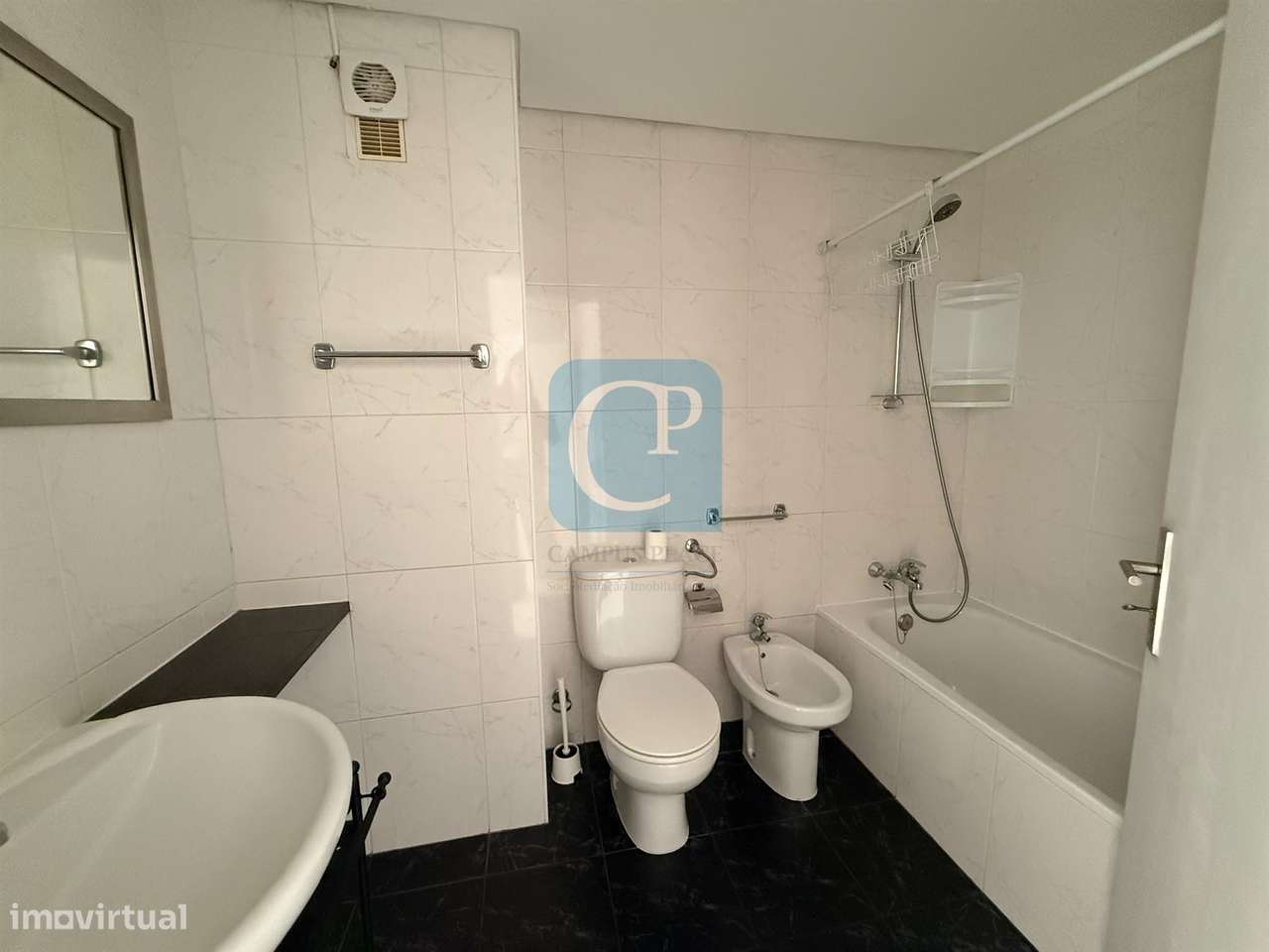 Apartamento T2 com lugar de garagem e arrumos em Vermoim na Maia-21