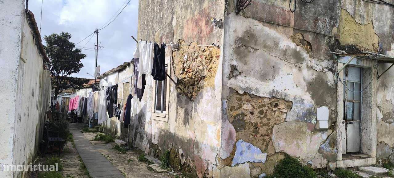 Prédio de 2 pisos e quintal, para recuperar, em Telha, a 10 min da est - Grande imagem: 4/17