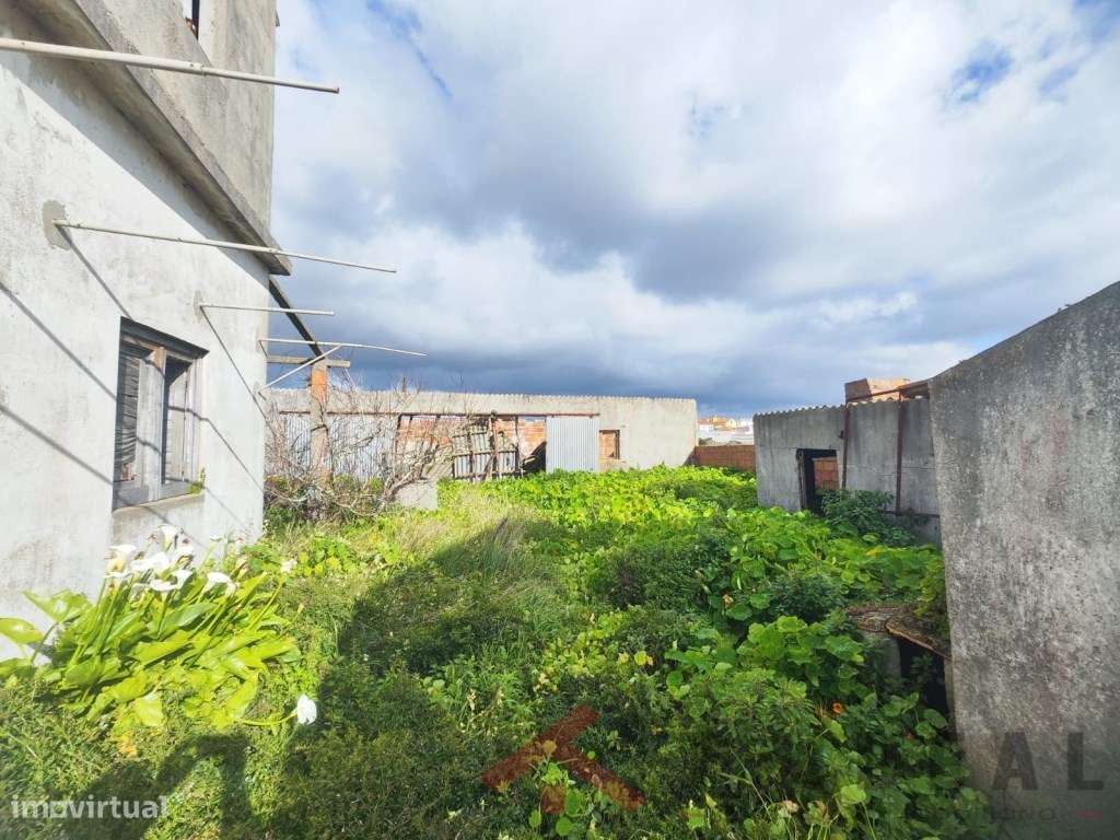 Conjunto de Moradias e Anexos com Vista de Mar-17