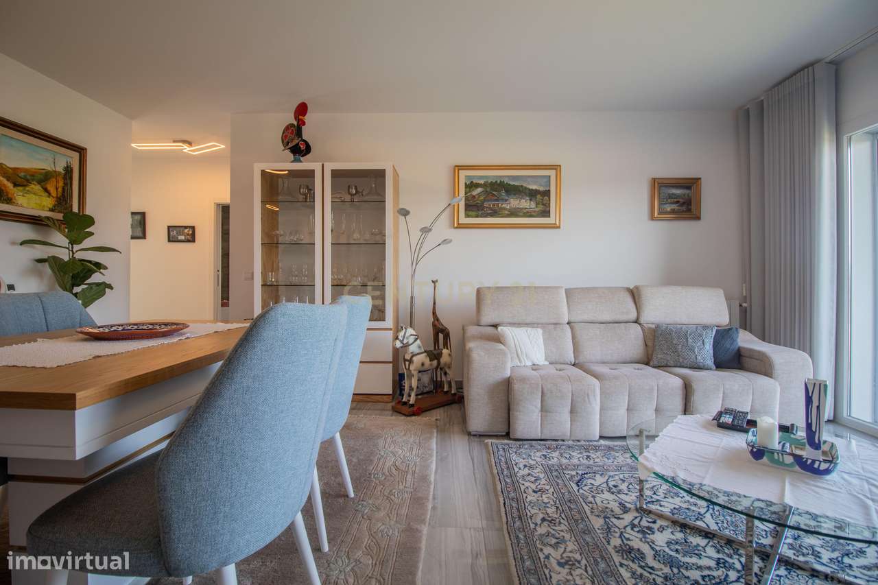 T3 de 2022 com elevador, garagem e duas enormes varandas - Grande imagem: 3/47