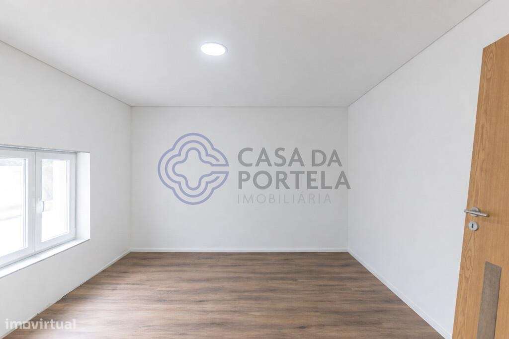 MORADIA T4 REABILITADA EM ERMESINDE JUNTO Á ESTAÇÃO - Grande imagem: 2/15