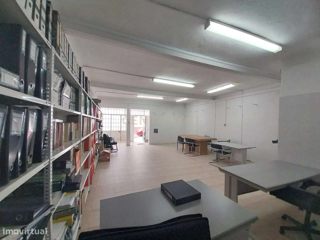 Loja R/ch inserida dum prédio de habitações de 1º e 2º andares. - Grande imagem: 4/20