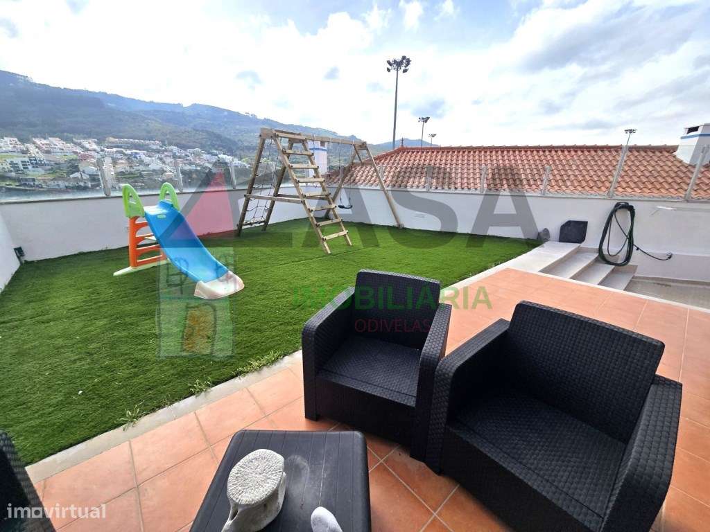 Moradia T4 com Terraço e Vista Desafogada em Loures-1