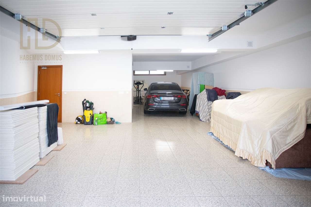 Moradia T3+1 de Luxo com 405m2 , renovada e Independente a 200 Metros-42