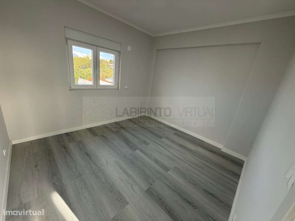 Vende-se T2 renovado, na Pontinha - Odivelas-1