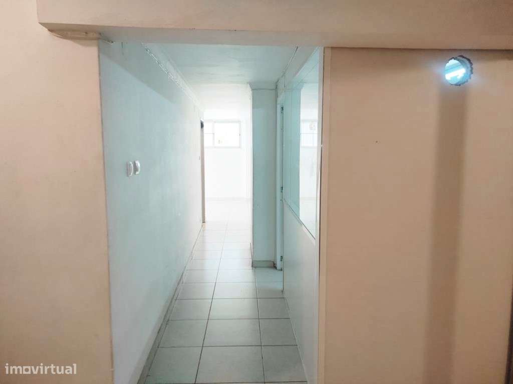 Espaço versátil com 125 m²: ideal para habitação ou serviços-14